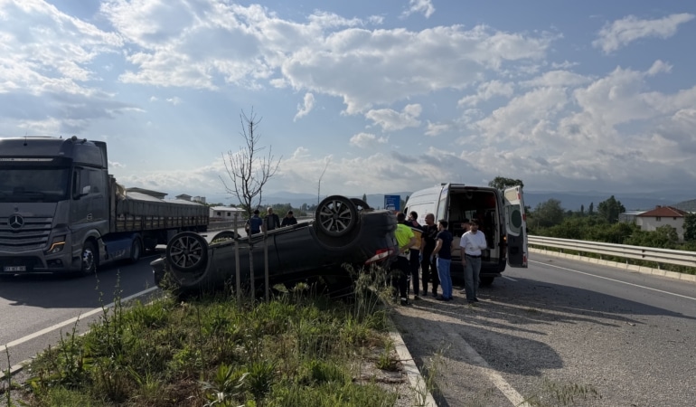 KONTROLDEN ÇIKAN OTOMOBİL TAKLA ATTI