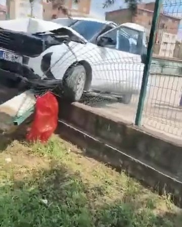 KONTROLDEN ÇIKAN OTOMOBİL OKUL DUVARINA GİRDİ