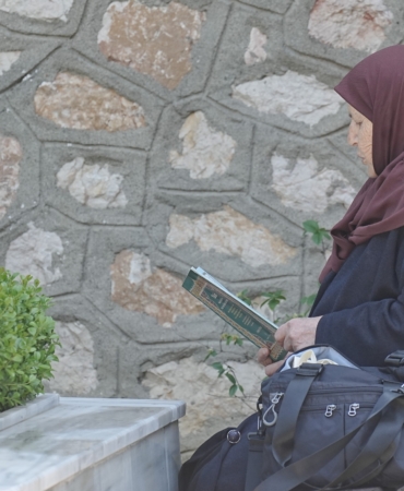 ŞEHİTLİKTE HÜZÜNLÜ BAYRAMLAŞMA AİLELER EVLATLARININ ŞEHİTLİĞİNİ ZİYARET ETTİ, MURADİYE KÜLLİYESİ İMAM HATİBİ LÜTFİ TAŞÇI KURANI KERİM OKUDU