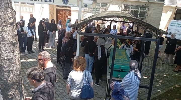BURSA'DA BAYRAM TEMİZLİĞİ FACİAYLA BİTTİ CAM SİLERKEN DÜŞEREK HAYATINI KAYBEDEN KADIN TOPRAĞA VERİLDİ