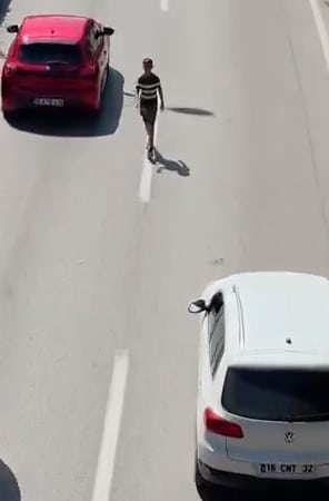 CANINI HİÇE SAYARAK AKAN TRAFİKTE BÖYLE YÜRÜDÜ
