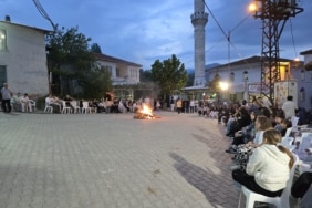 YUNAN ASKERİNE GEÇİT VERMEYEN DEDELERİNİ ANDILAR "ÇETELER" GELENEĞİ BU YILDA BAYRAMIN İKİNCİ GÜNÜNDE KUTLANDI