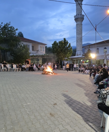 YUNAN ASKERİNE GEÇİT VERMEYEN DEDELERİNİ ANDILAR "ÇETELER" GELENEĞİ BU YILDA BAYRAMIN İKİNCİ GÜNÜNDE KUTLANDI