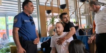 YOL KAVGASINDA KAN AKTI: 1'İ AĞIR 4 KİŞİ BIÇAKLA, 1 POLİS MEMURU ARBEDE SONUCU YARALANDI