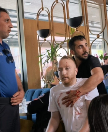YOL KAVGASINDA KAN AKTI: 1'İ AĞIR 4 KİŞİ BIÇAKLA, 1 POLİS MEMURU ARBEDE SONUCU YARALANDI