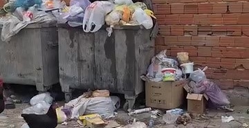 2 HAFTADIR ALINMAYAN ÇÖPLER TEPKİ ÇEKTİ