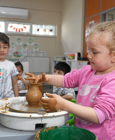 OSMANGAZİ BELEDİYESİ KREŞLERİNDE ÇOCUKLAR TOPRAĞA ŞEKİL VERDİ