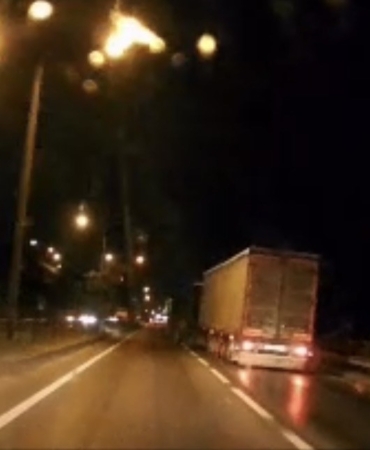 KONTROLDEN ÇIKAN TIR MAKASLADI... O ANLAR KAMERADA