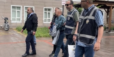 'ÇOCUK TACİZİ' ŞÜPHELİSİNİN YAKINLARI BASINA SALDIRDI '14 YAŞINDAKİ ÇOCUK İNTİHAR GİRİŞİMİNDE BULUNDU' İDDİASININ ARDINDAN TACİZ ÇIKTI KOMADAN ÇIKAN ÇOCUK, 62 YAŞINDAKİ ŞAHSIN KENDİSİNİ TACİZ ETTİĞİNİ, KARŞI KOYUNCA DA SİLAHLA KAFASINA ATEŞ ETTİĞİNİ SÖYLEDİ
