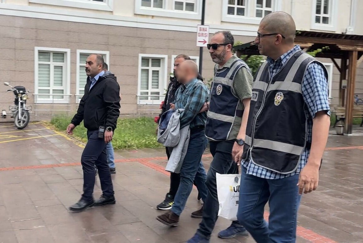 'ÇOCUK TACİZİ' ŞÜPHELİSİNİN YAKINLARI BASINA SALDIRDI '14 YAŞINDAKİ ÇOCUK İNTİHAR GİRİŞİMİNDE BULUNDU' İDDİASININ ARDINDAN TACİZ ÇIKTI KOMADAN ÇIKAN ÇOCUK, 62 YAŞINDAKİ ŞAHSIN KENDİSİNİ TACİZ ETTİĞİNİ, KARŞI KOYUNCA DA SİLAHLA KAFASINA ATEŞ ETTİĞİNİ SÖYLEDİ