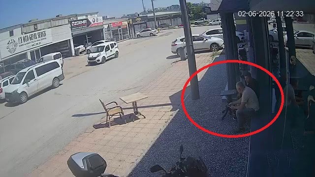 TİCARİ ARACI ÇALMAK İSTERKEN MEYDAN DAYAĞI YEDİ: O ANLAR KAMERADA MADDE ETKİSİNDEKİ ŞAHIS TİCARİ ARACI ÇALMAYA KALKIŞTI, ESNAF MEYDAN DAYAĞI ATTI