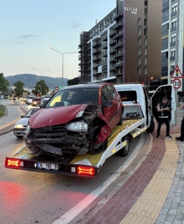 KONTROLDEN ÇIKAN ARAÇ TABELAYA ÇARPTI: SÜRÜCÜ YARALANDI