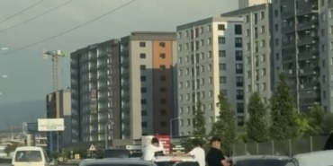 DÜĞÜN KONVOYUNDA TEHLİKELİ YOLCULUK