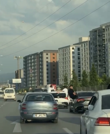 DÜĞÜN KONVOYUNDA TEHLİKELİ YOLCULUK