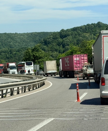 ARIZALANAN OTOMOBİL, YALOVA-BURSA KARAYOLUNU KİTLEDİ