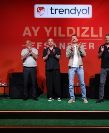 DÜNYA KUPASI KAHRAMANLARI, BURSA'DA 'AY YILDIZLI EFSANELER' BURSA'DA SPORSEVERLERLE BİR ARAYA GELDİ İLHAN MANSIZ: "SON ALTIN GOLÜ ATMIŞ OLMANIN BENDE FARKLI BİR YERİ VAR" ÜMİT DAVALA: "BARIŞ YILMAZ'IN SAVAŞCI RUHU HERKESE ÖRNEK OLMALI" RÜŞTÜ REÇBER: "STİLLERİYLE OLMASA DA, BU ÇOCUKLAR BAŞARILARIYLA EFSANE OLACAKTIR"