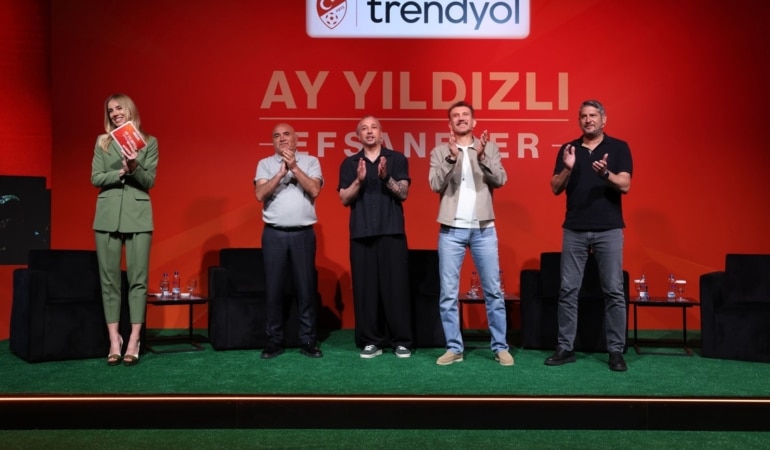 DÜNYA KUPASI KAHRAMANLARI, BURSA'DA 'AY YILDIZLI EFSANELER' BURSA'DA SPORSEVERLERLE BİR ARAYA GELDİ İLHAN MANSIZ: "SON ALTIN GOLÜ ATMIŞ OLMANIN BENDE FARKLI BİR YERİ VAR" ÜMİT DAVALA: "BARIŞ YILMAZ'IN SAVAŞCI RUHU HERKESE ÖRNEK OLMALI" RÜŞTÜ REÇBER: "STİLLERİYLE OLMASA DA, BU ÇOCUKLAR BAŞARILARIYLA EFSANE OLACAKTIR"