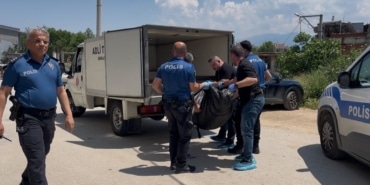 'BOŞANMAK İSTİYORUM' DEDİ 10 YAŞINDAKİ ÇOCUĞUNUN YANINDA DEFALARCA BIÇAKLANARAK ÖLDÜRÜLDÜ BURSA'DA EŞİNİ ÇOCUĞUNUN GÖZLERİ ÖNÜNDE ÖLDÜREN ŞÜPHELİNİN İFADESİ ORTAYA ÇIKTI