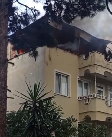 ÇATI YANGINI MAHALLEDE PANİĞE NEDEN OLDU