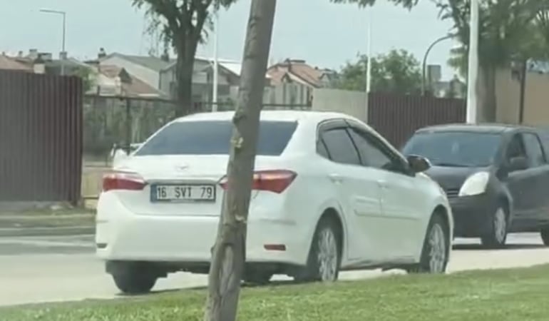 TERS ŞERİTTEN GİDEN OTOMOBİL, TRAFİĞİ BÖYLE KİLİTLEDİ