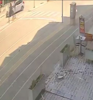 BURSA'DA YAYA GEÇİDİNDE DEHŞET ANLARI HIZLA GELEN OTOMOBİL YAYA GEÇİDİNDEN GEÇEN KADINI METRELERCE HAVAYA BÖYLE SAVURDU