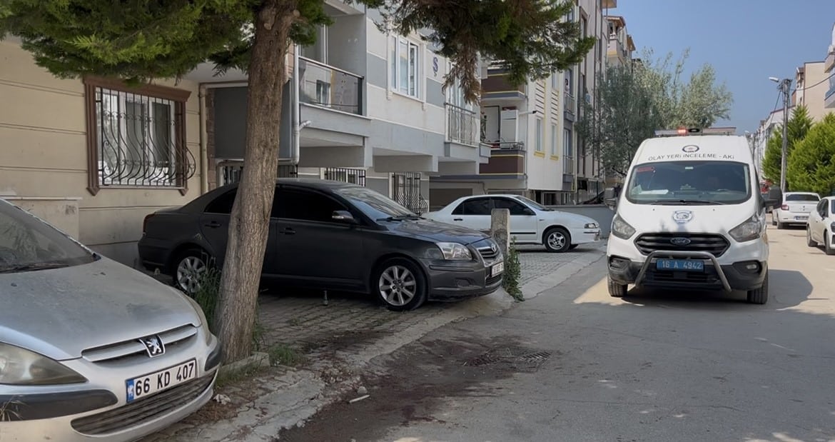 BURSA'DA İKİ KARDEŞ ARASINDA BIÇAKLI KAVGA: 2 YARALI