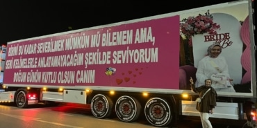 (ÖZEL) EŞİNİN DOĞUM GÜNÜ İÇİN 25 METRELİK TIRI KAPLADI BÖYLE DOĞUM GÜNÜ SÜRPRİZİ GÖRÜLMEDİ: AŞKINI TIRIN DORSESİNE YAZARAK GÖSTERDİ