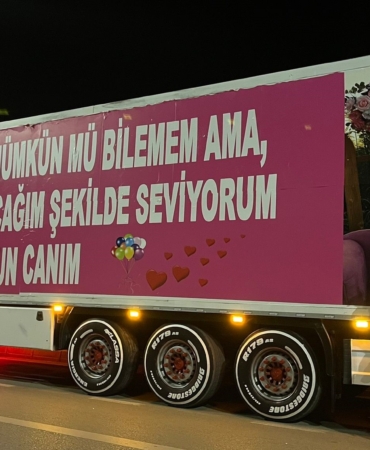 (ÖZEL) EŞİNİN DOĞUM GÜNÜ İÇİN 25 METRELİK TIRI KAPLADI BÖYLE DOĞUM GÜNÜ SÜRPRİZİ GÖRÜLMEDİ: AŞKINI TIRIN DORSESİNE YAZARAK GÖSTERDİ
