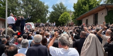 ÖZGÜR ÖZEL TBMM ÖNÜNDEKİ KALABALIĞA SESLENDİ