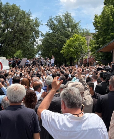 ÖZGÜR ÖZEL TBMM ÖNÜNDEKİ KALABALIĞA SESLENDİ