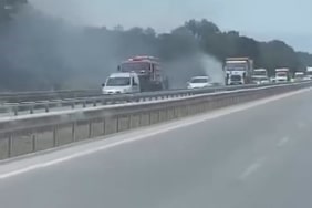 İZMİR-BURSA KARA YOLUNDA ALEVLER KORKUTTU SICAK HAVA VE KURU OTLAR SEBEBİYLE HIZLA BÜYÜYEN YANGINI İTFAİYE EKİPLERİ SÖNDÜRDÜ
