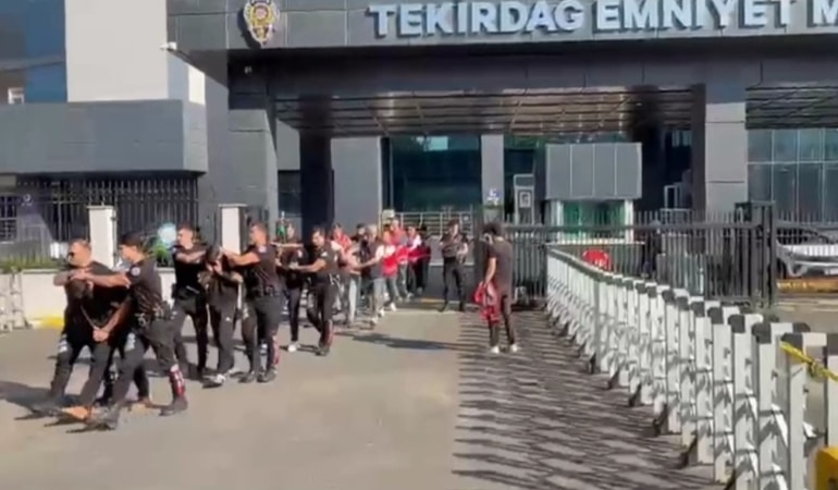 TEKİRDAĞ'DA 18 MİLYONLUK TELEFON DOLANDIRICILIĞI ŞEBEKESİ ÇÖKERTİLDİ: 11 KİŞİ TUTUKLANDI İSTANBUL, BURSA, BATMAN, ANTALYA VE GAZİANTEP'TE EŞ ZAMANLI DÜZENLENEN OPERASYONLARDA 12 ŞÜPHELİ YAKALANDI