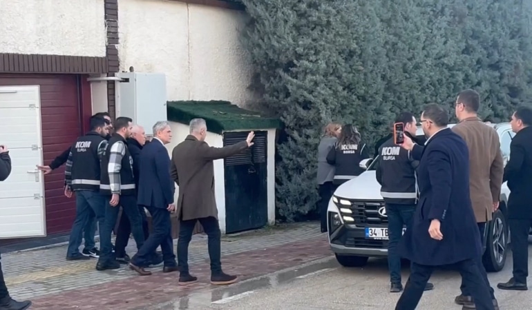 CHP'Lİ MUSTAFA BOZBEY'İN 402 YIL HAPİS İSTENDİ BURSA'DA RÜŞVET VE ÖRGÜT SORUŞTURMASI KAPSAMINDA TUTUKLU BULUNAN CHP'Lİ ESKİ BURSA BELEDİYE BAŞKANI MUSTAFA BOZBEY'İN 402 YILA KADAR HAPSİ İSTENDİ 862 SAYFALIK İDDİANAME YOLSUZLUK VE RÜŞVET İDDİALARINI TEK TEK ORTAYA DÖKTÜ ÖRGÜT İÇİNDEKİ RÜŞVET PAYLAŞIMINI TURGAY ERDEM YAPMIŞ