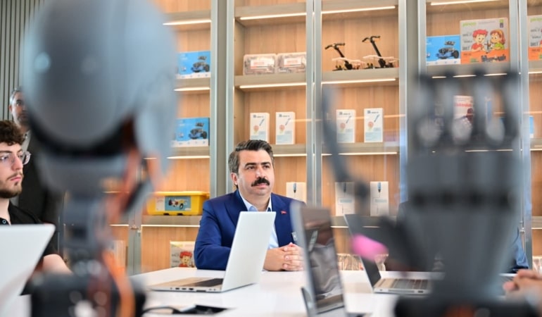 YILDIRIM YAPAY ZEKA VE TEKNOLOJİ MERKEZİ'NDE EĞİTİMLER BAŞLADI