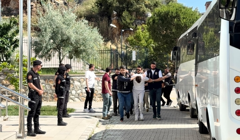 HELİKOPTER VE ÖZEL HAREKAT DESTEKLİ BASKIN SONRASI 29 ŞÜPHELİ ADLİYEYE GETİRİLDİ 52 KİŞİNİN GÖZALTINA ALINDIĞI OPERASYONDA ADLİYEYE 2. SEVK BAŞLADI