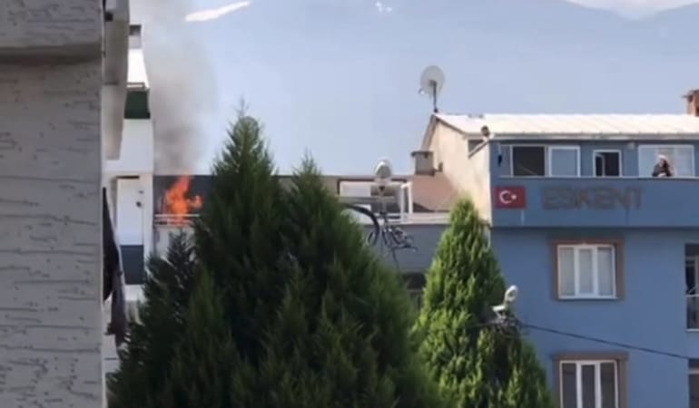 BURSA'DA ÇATI YANGINI BÜYÜMEDEN SÖNDÜRÜLDÜ