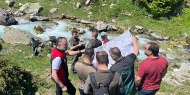 ULUDAĞ'IN ETEKLERİNDE AHUDUDU VE BÖĞÜRTLEN İÇİN SULAMA PROJESİ KESTEL BELEDİYE BAŞKANI FERHAT EROL, ALAÇAM'DA PLANLANAN SULAMA PROJESİNİ YERİNDE İNCELEDİ