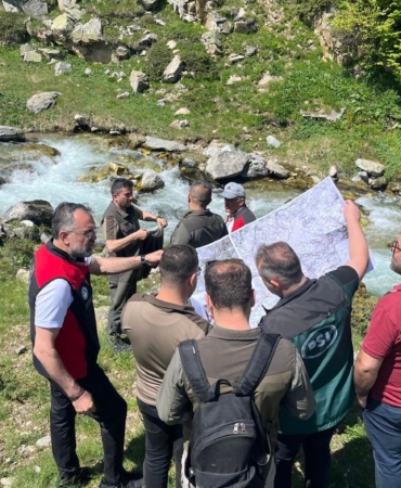 ULUDAĞ'IN ETEKLERİNDE AHUDUDU VE BÖĞÜRTLEN İÇİN SULAMA PROJESİ KESTEL BELEDİYE BAŞKANI FERHAT EROL, ALAÇAM'DA PLANLANAN SULAMA PROJESİNİ YERİNDE İNCELEDİ