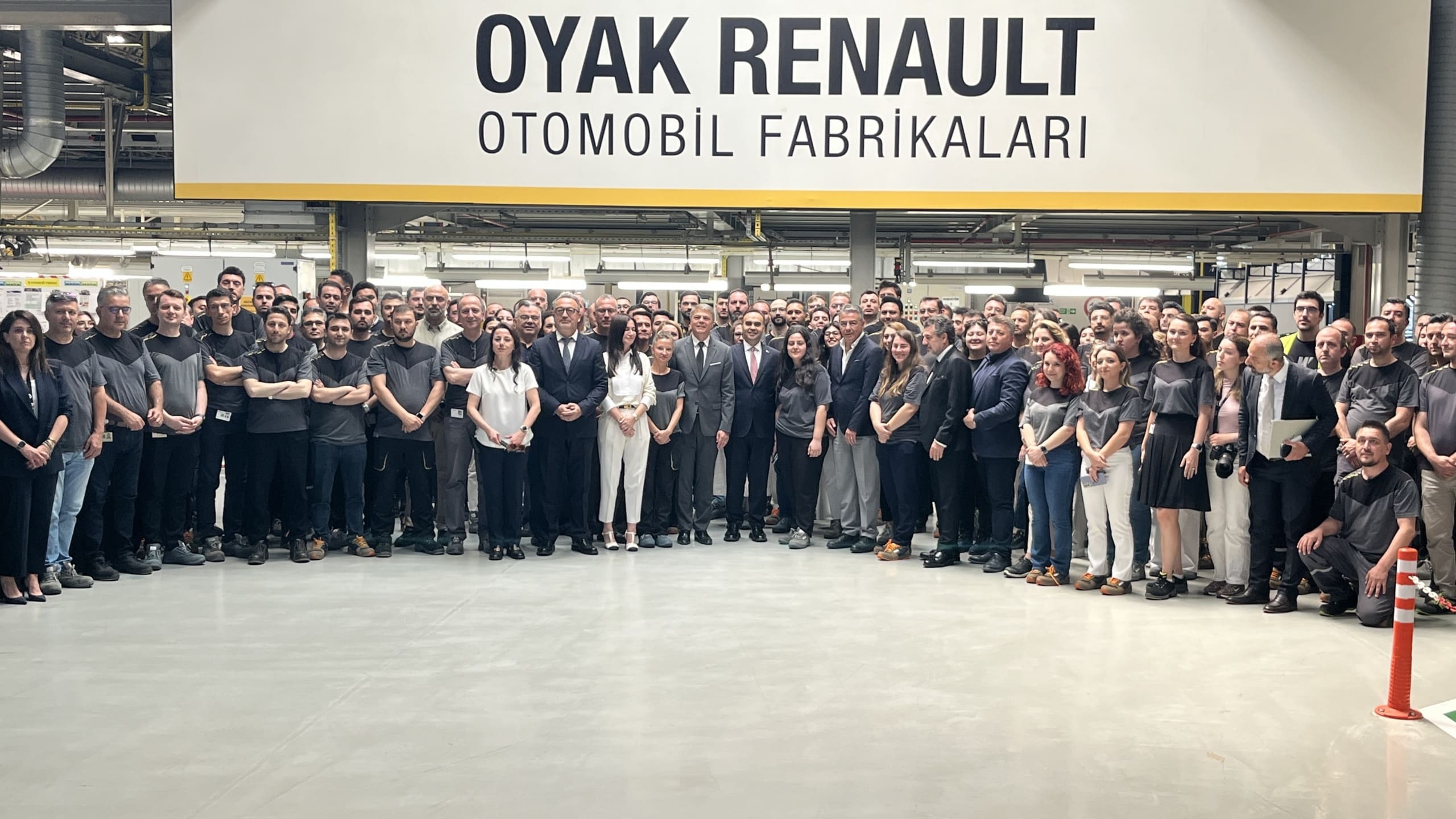 BAKAN KACIR: "TÜRKİYE'YE YATIRIM YAPAN KAZANIYOR" SANAYİ VE TEKNOLOJİ BAKANI MEHMET FATİH KACIR: "HIZLI ŞARJ BAĞLANTI NOKTASI SAYISINI, 3 YILDA 8 KATINA ÇIKARDIK" "19 BİN 300'Ü HIZLI ŞARJ OLMAK ÜZERE, 44 BİN 400 ŞARJ BAĞLANTI NOKTASIYLA; KESİNTİSİZ VE GÜVENLİ BİR ŞARJ AĞINA SAHİBİZ" "TÜRKİYE, ÇİN'DEN SONRA ORTA AVRUPA'YA KADAR UZANAN GENİŞ KUŞAKTA ÜRÜN VE PAZAR ÇEŞİTLİLİĞİ AÇISINDAN EN ÖNDE GELEN İHRACATÇI ÜLKEDİR" "TÜRKİYE OTOMOBİL PAZARINDA TAM ELEKTRİKLİ VE HİBRİT ARAÇLARIN PAYI YÜZDE 9,3'TEN YÜZDE 51'E YÜKSELDİ"