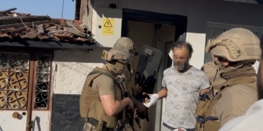 ÖZEL HAREKAT EVİ ABLUKAYA ALDI, YAKALANINCA "ÇALSAYDINIZ AÇARDIM" DEDİ SAKLANDIĞI EV ABLUKAYA BÖYLE ALINDI, POLİSİ UĞRAŞTIRAN FİRARİDEN PES DEDİRTEN SAVUNMA GELDİ