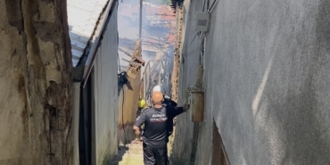 BURSA'DA 4 EV ALEVLERE TESLİM OLDU, İTFAİYE DAR SOKAKTA ZAMANA KARŞI MÜCADELE VERİYOR