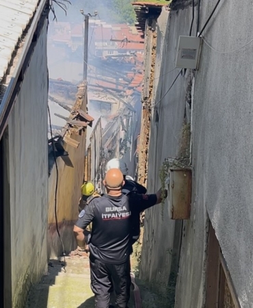 BURSA'DA 4 EV ALEVLERE TESLİM OLDU, İTFAİYE DAR SOKAKTA ZAMANA KARŞI MÜCADELE VERİYOR