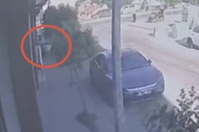 EHLİYETSİZ GENCİN KULLANDIĞI OTOMOBİL MOTOSİKLET MAĞAZASINA DALDI: 2,3 MİLYONLUK ZARAR MEYDANA GELDİ KAZA ANI GÜVENLİK KAMERASINA YANSIDI