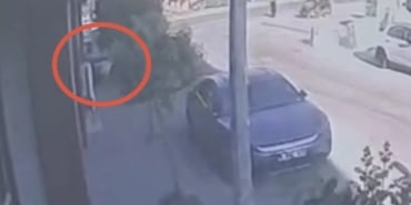EHLİYETSİZ GENCİN KULLANDIĞI OTOMOBİL MOTOSİKLET MAĞAZASINA DALDI: 2,3 MİLYONLUK ZARAR MEYDANA GELDİ KAZA ANI GÜVENLİK KAMERASINA YANSIDI