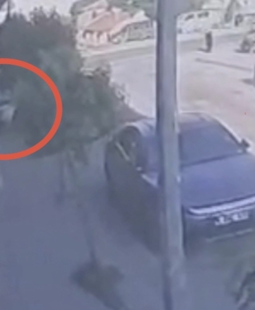 EHLİYETSİZ GENCİN KULLANDIĞI OTOMOBİL MOTOSİKLET MAĞAZASINA DALDI: 2,3 MİLYONLUK ZARAR MEYDANA GELDİ KAZA ANI GÜVENLİK KAMERASINA YANSIDI
