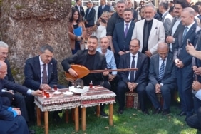 BAKAN TEKİN BURSA'DA ÇINAR ALTINDA TÜRKÜ SÖYLEDİ, ANADOLU PEYNİRLERİNİ TATTI