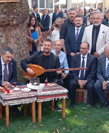 BAKAN TEKİN BURSA'DA ÇINAR ALTINDA TÜRKÜ SÖYLEDİ, ANADOLU PEYNİRLERİNİ TATTI