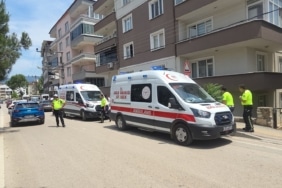 OTOMOBİL APARTMAN BAHÇESİNE UÇTU, FACİADAN DÖNÜLDÜ