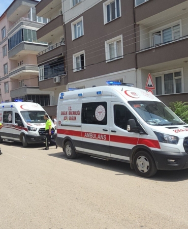 OTOMOBİL APARTMAN BAHÇESİNE UÇTU, FACİADAN DÖNÜLDÜ