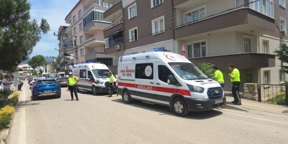 OTOMOBİL APARTMAN BAHÇESİNE UÇTU, FACİADAN DÖNÜLDÜ